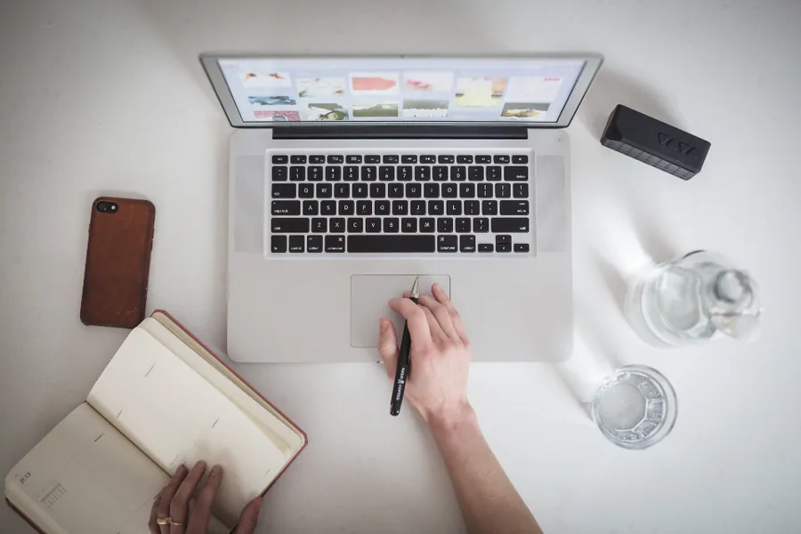 Rédacteur web travaillant sur ordinateur portable