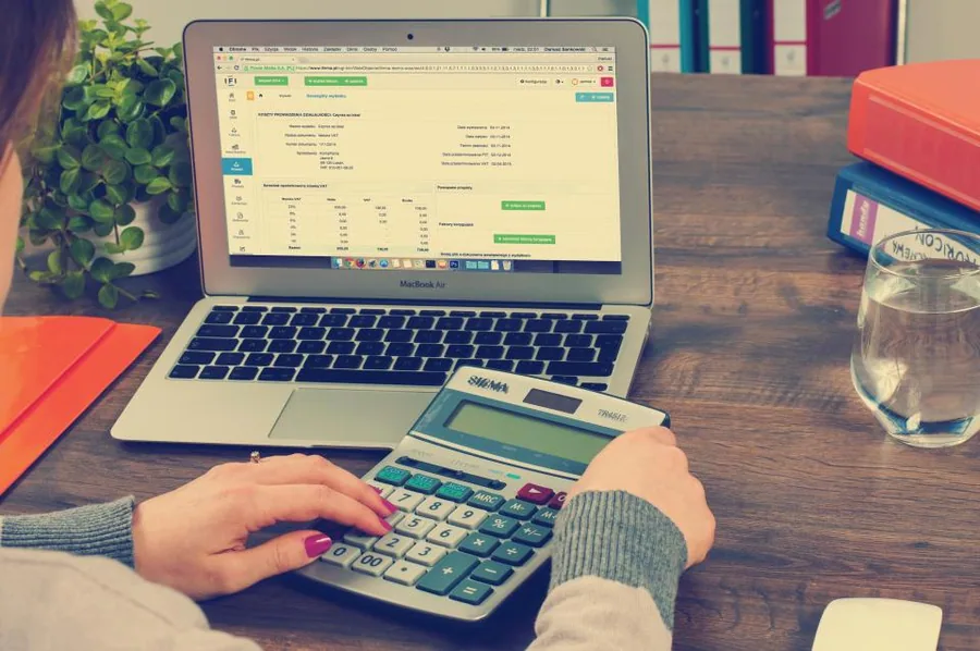 Poste de travail comptable avec ordinateur et documents de facturation