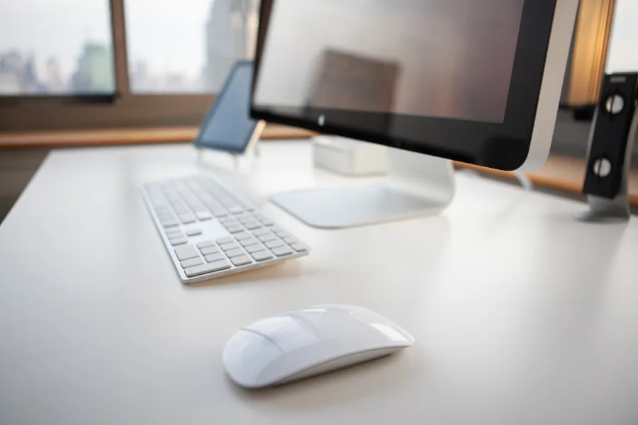 Freelance tunisien travaillant sur son ordinateur portable à domicile